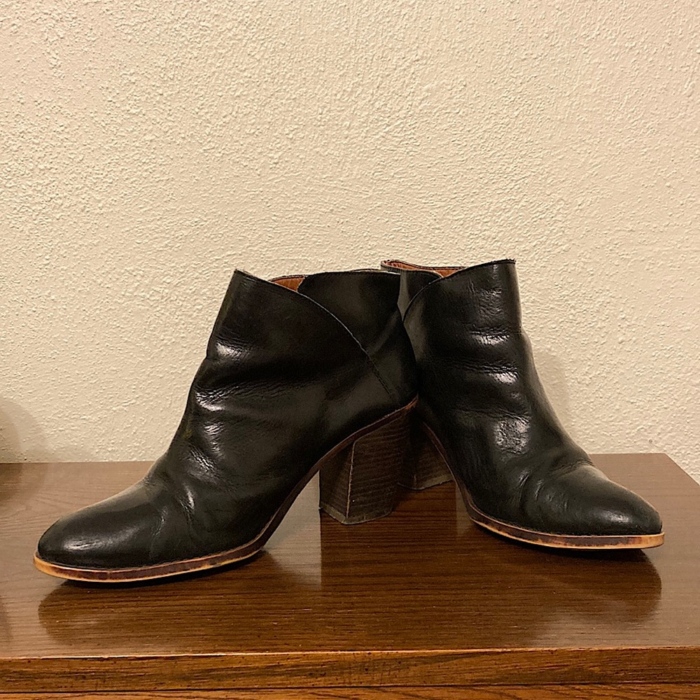 Lucky Brand LK-EESA 11M Leather Upper Black Ankle Bootie 2 1/2 - 3 1/2” Heel